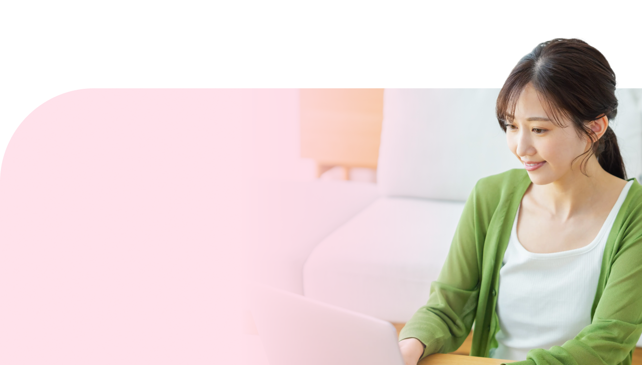 パソコンに向かっている女性の写真