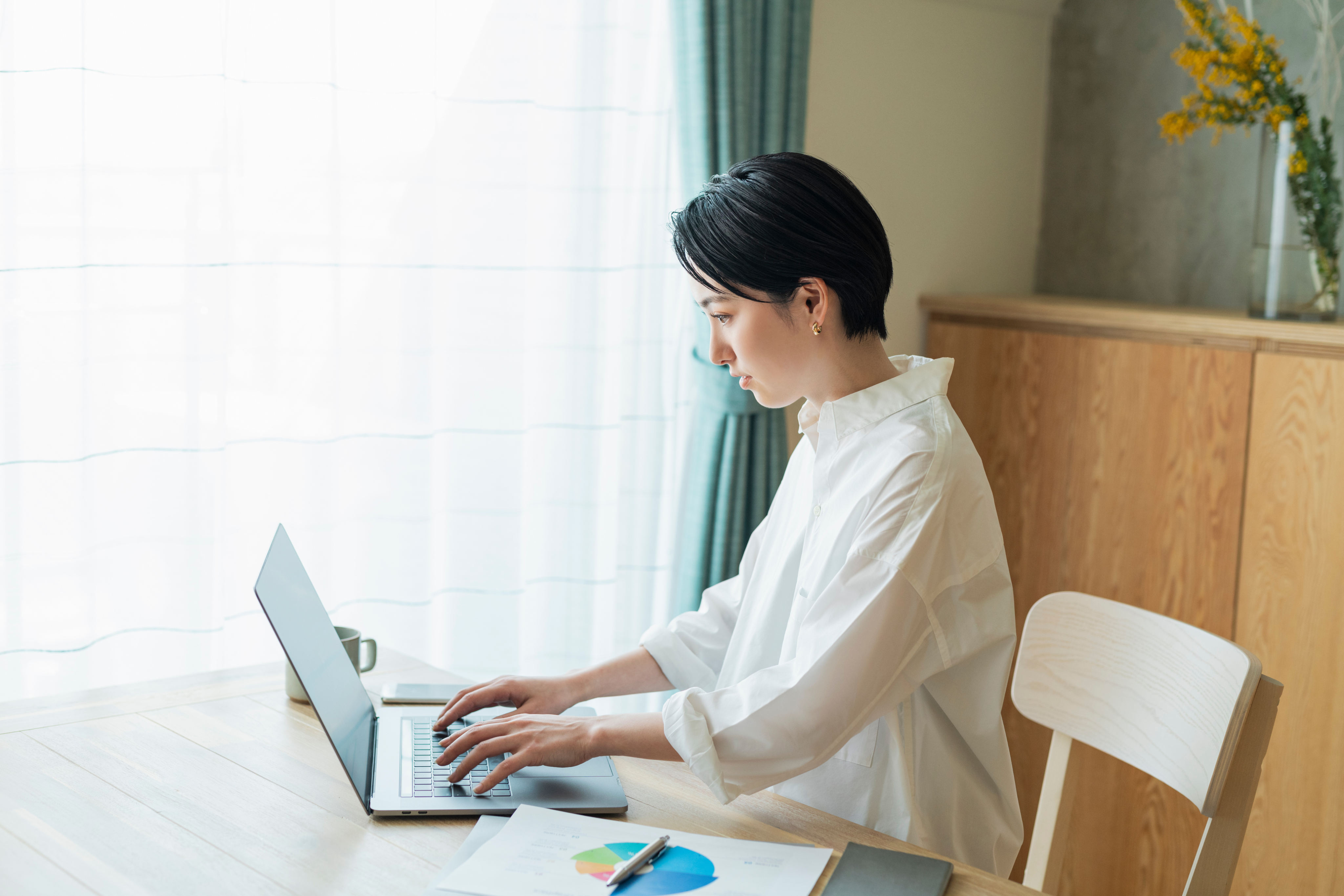 パソコンに向かう女性の写真