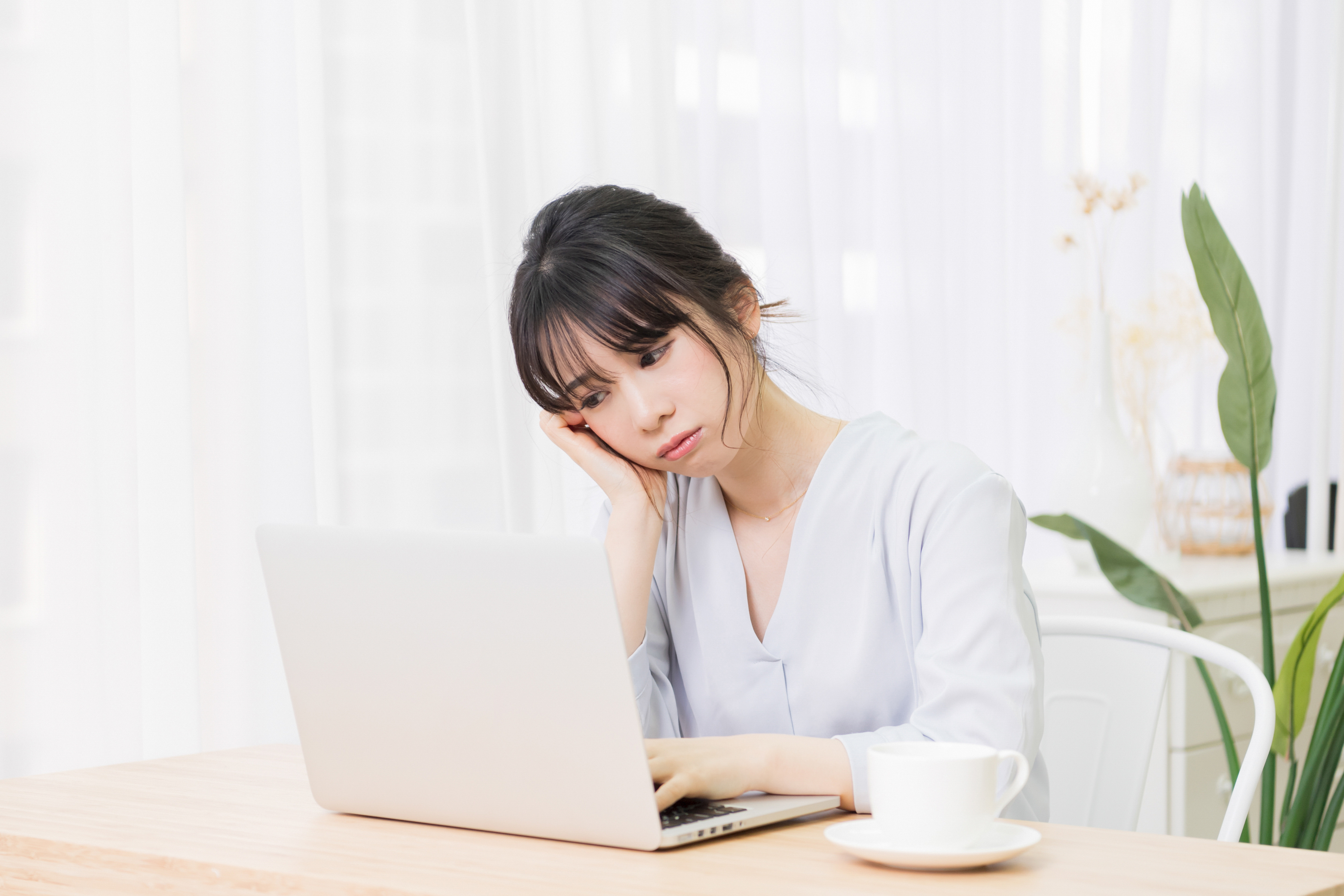 悩んでいる女性の写真